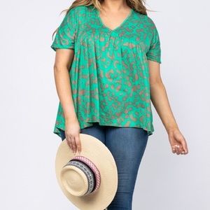 New Women’s Plus Size 1X 2X 3X Babydoll Style Top in Kelly Green Leopard Print